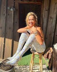 Rita Ora şimdi de yatakta üstsüz...