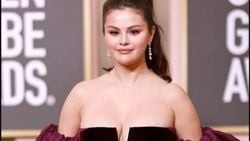 Selena Gomez'in Altın Küre stiliyle gündem oldu
