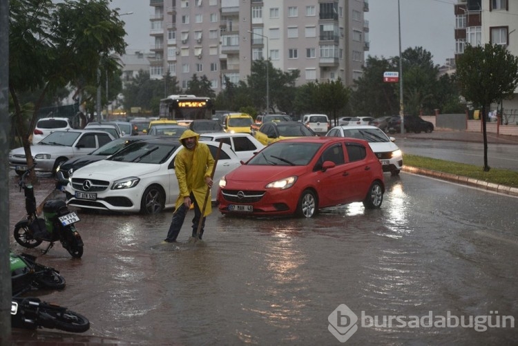 Antalya'yı sağanak vurdu