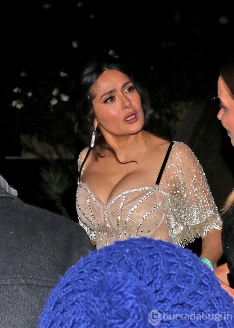 Oyuncu Salma Hayek gala için göğüslerini ön plana çıkardı!