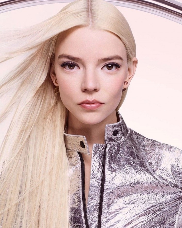 Oyuncu Anya Taylor Joy 'Dior' markası için kamera karşısında