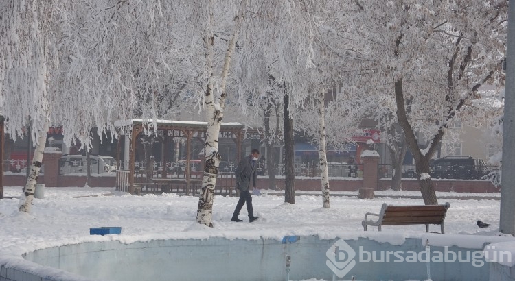 Ardahan'da havaya serpilen sıcak su bile dondu