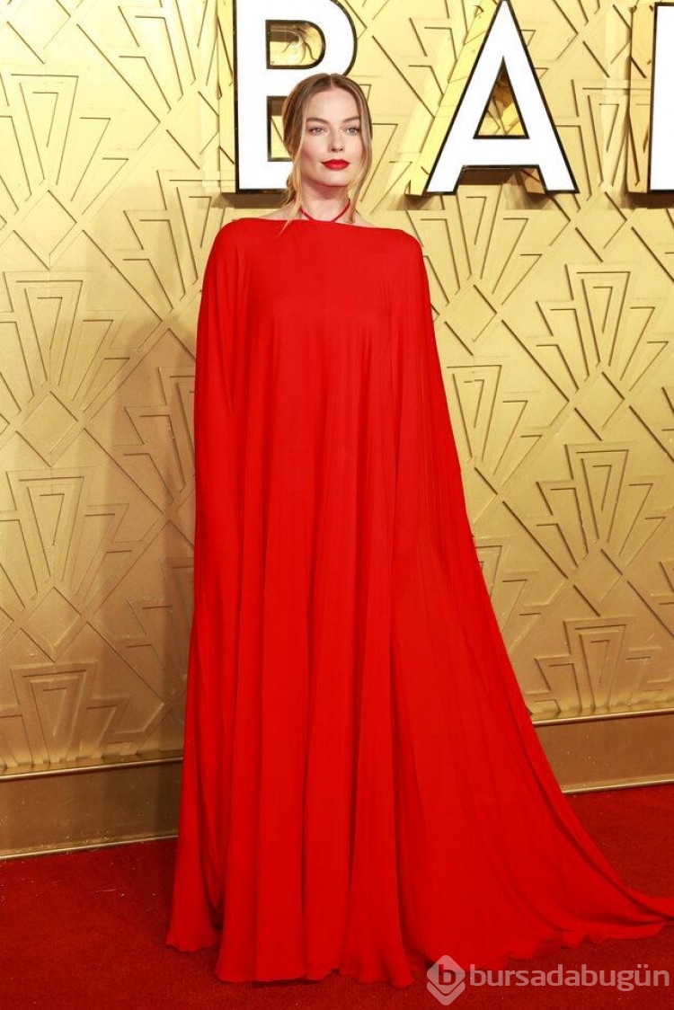 Margot Robbie, Babylon galasında baştan aşağı kırmızıydı!