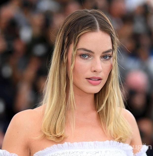 Margot Robbie, Babylon galasında baştan aşağı kırmızıydı!