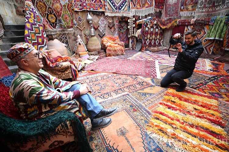 Halı mağazasını fotoğraf stüdyosuna çevirdi