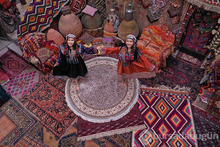 Halı mağazasını fotoğraf stüdyosuna çevirdi