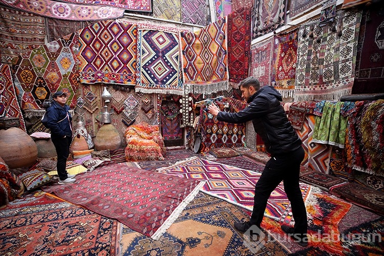 Halı mağazasını fotoğraf stüdyosuna çevirdi