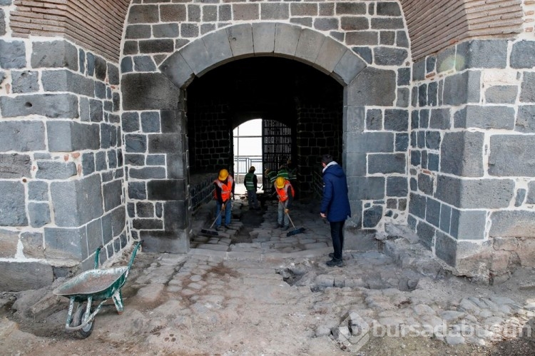 1700 yıllık zemin taşlar onarılıyor