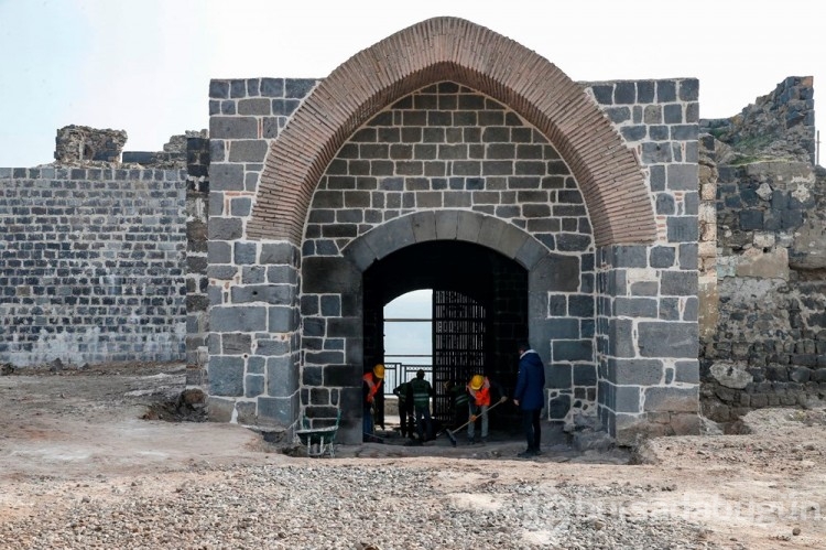 1700 yıllık zemin taşlar onarılıyor