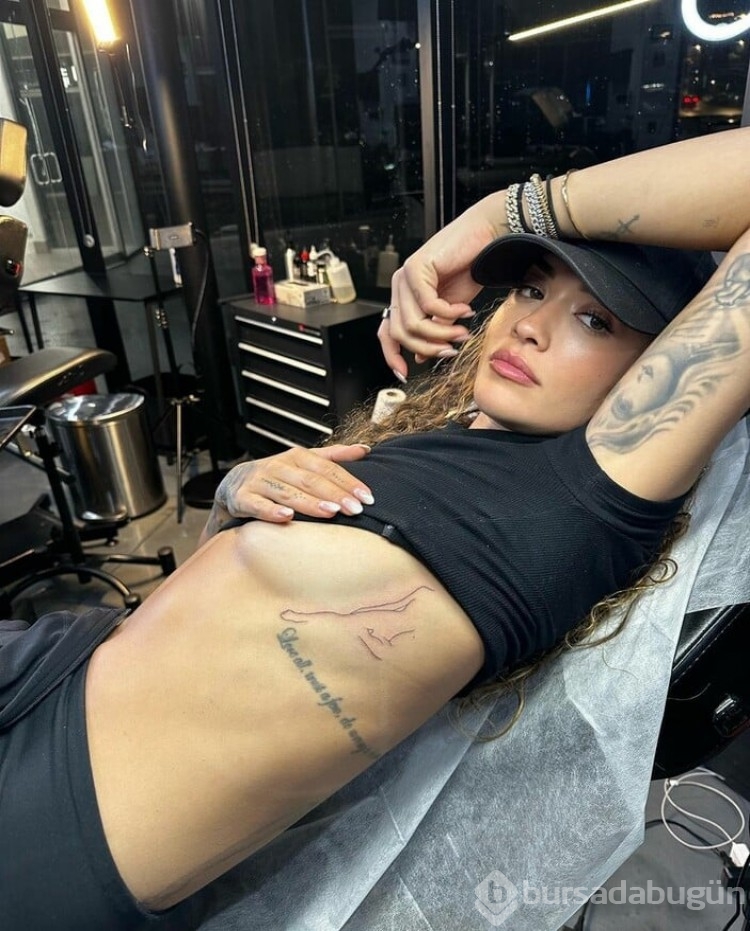 Rita Ora'dan yeni iddialı poz
