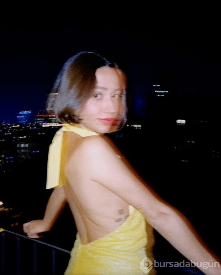 Zeynep Bastık'tan balkon pozu
