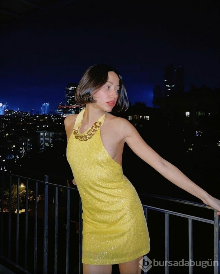 Zeynep Bastık'tan balkon pozu
