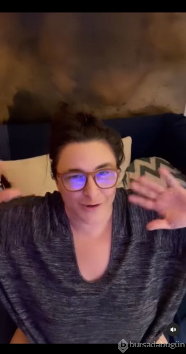 Esra Dermancıoğlu Antidepresan şarkısını seslendirdi