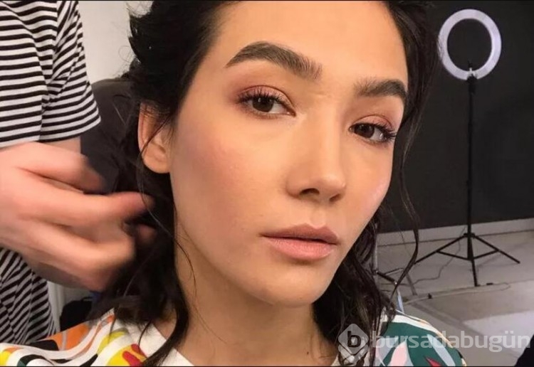 Aybüke Pusat'tan süper minisiyle stüdyo pozları