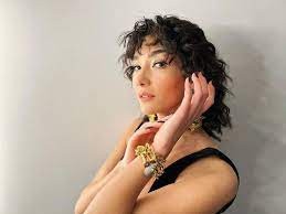 Aybüke Pusat'tan süper minisiyle stüdyo pozları