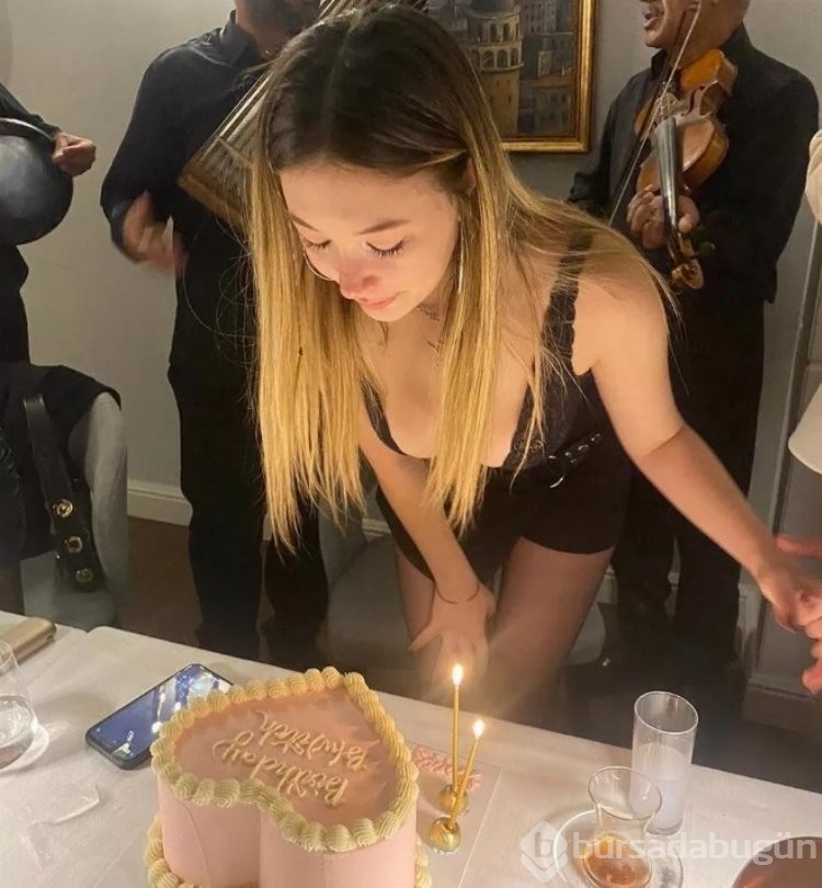 Yasmin Erbil dekoltesiyle nefes kesti!