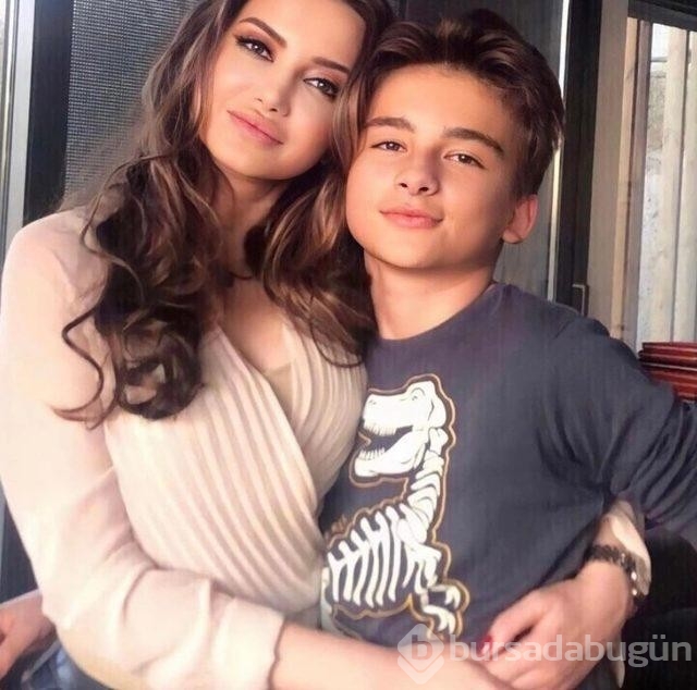 Esra Ezmeci hamilelik fotoğrafını paylaştı