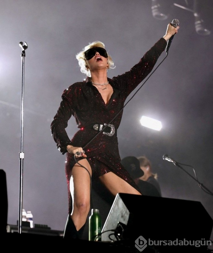 Miley Cyrus "Flowers" şarkısında eski eşine gönderme mi yaptı?