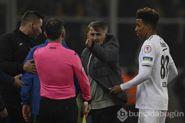 Ankara'da tribünlerden sahaya muşta atıldı
