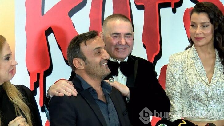 Kutsal Damacana 4'de Şafak Sezer ve Kızı oynuyor