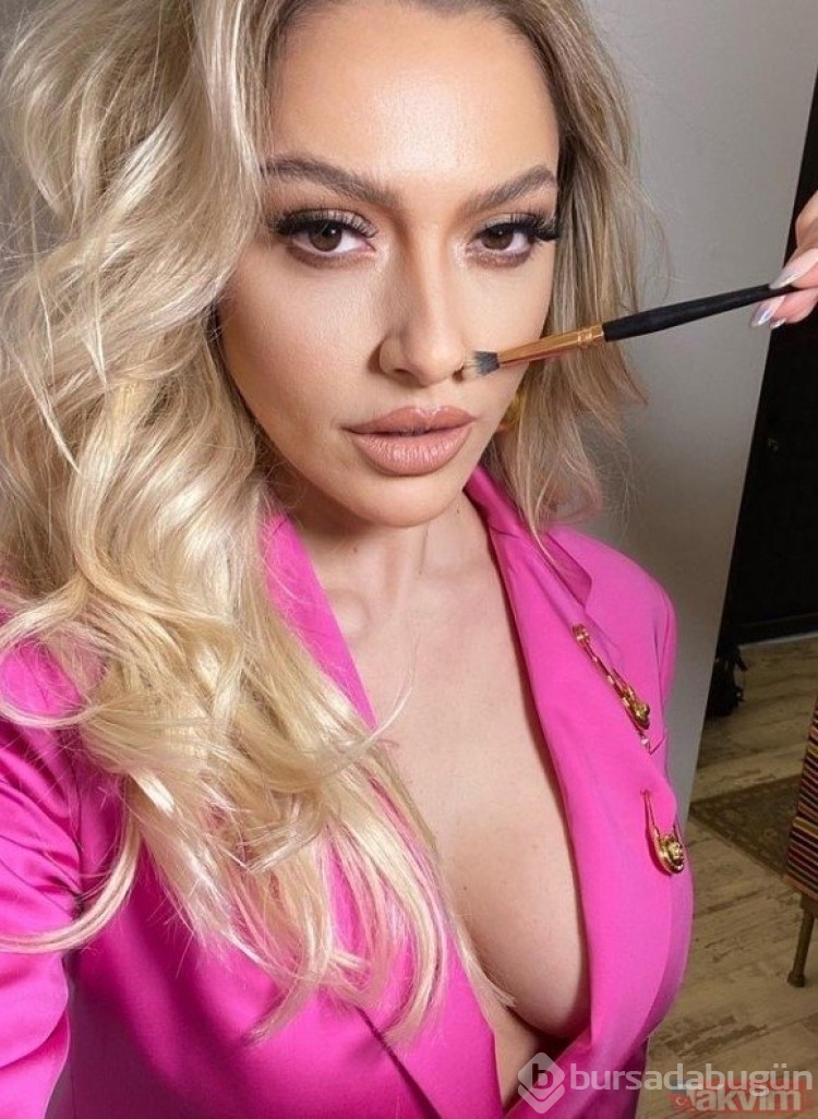 Hadise bu sefer göğüslerini ön plana çıkardı

