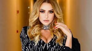 Hadise bu sefer göğüslerini ön plana çıkardı
