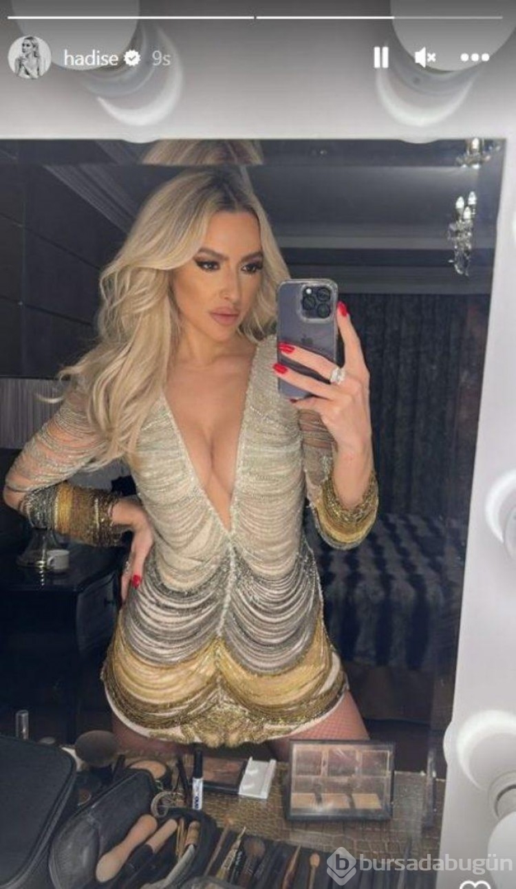 Hadise bu sefer göğüslerini ön plana çıkardı
