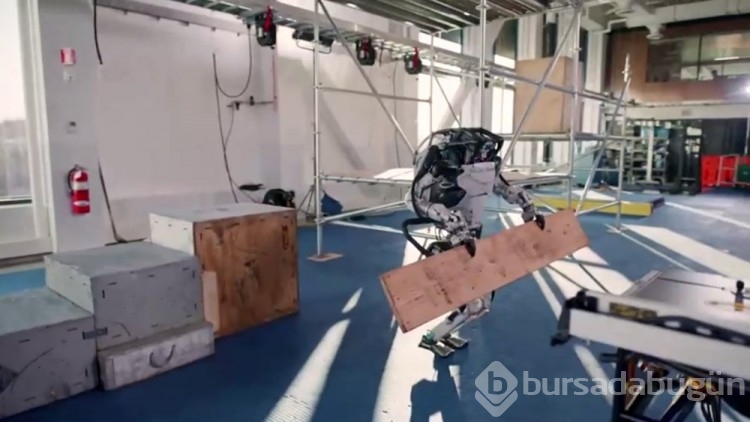 Boston Dynamics'in insansı robotu inşaat iskelesine çıktı
