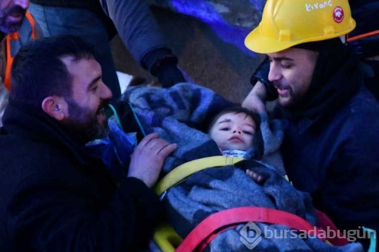 Enkaz altındakiler için zamana karşı yarış sürüyor: İşte yaşama tutunan eller
