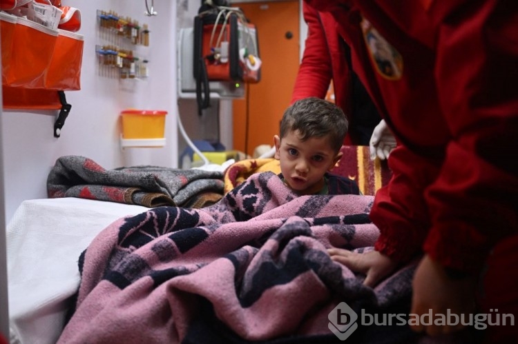 Enkaz altındakiler için zamana karşı yarış sürüyor: İşte yaşama tutunan eller
