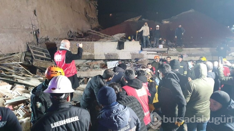 Enkaz altındakiler için zamana karşı yarış sürüyor: İşte yaşama tutunan eller
