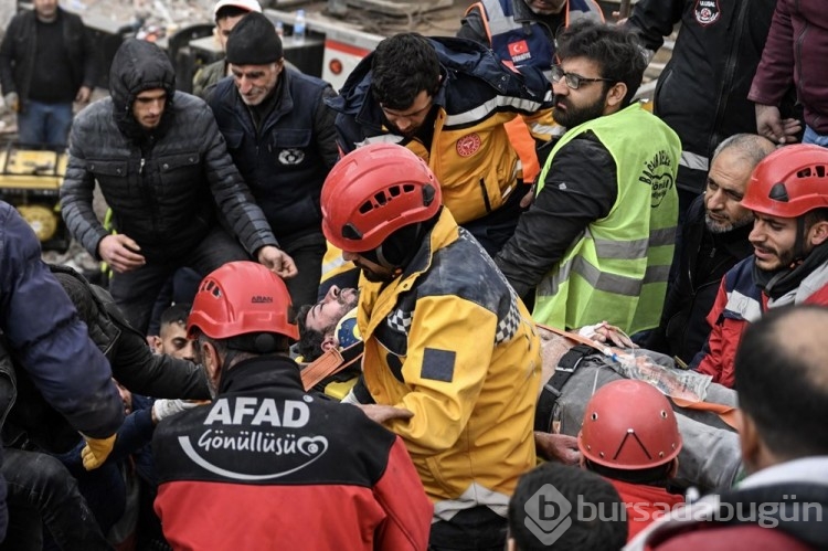 Enkaz altındakiler için zamana karşı yarış sürüyor: İşte yaşama tutunan eller
