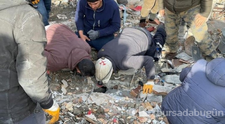 Enkaz altındakiler için zamana karşı yarış sürüyor: İşte yaşama tutunan eller
