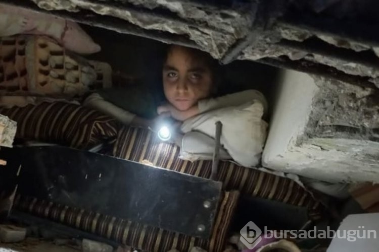 Enkaz altındakiler için zamana karşı yarış sürüyor: İşte yaşama tutunan eller

