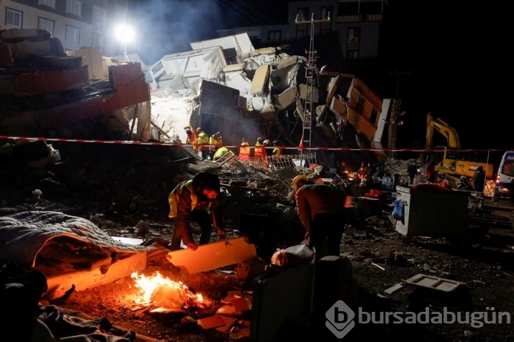 Deprem bölgesinde soğuk havada umutlu bekleyiş
