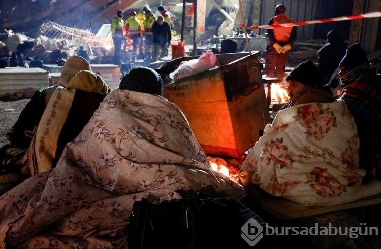 Deprem bölgesinde soğuk havada umutlu bekleyiş
