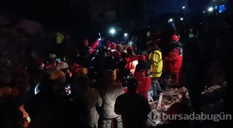 Deprem bölgesinde soğuk havada umutlu bekleyiş
