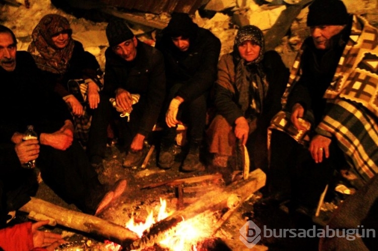 Deprem bölgesinde soğuk havada umutlu bekleyiş
