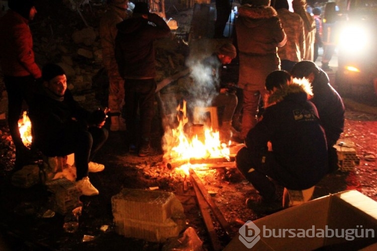 Deprem bölgesinde soğuk havada umutlu bekleyiş
