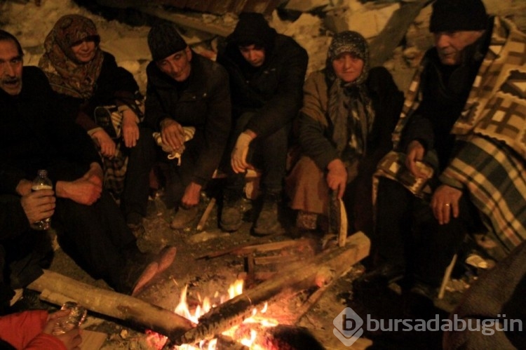 Deprem bölgesinde soğuk havada umutlu bekleyiş
