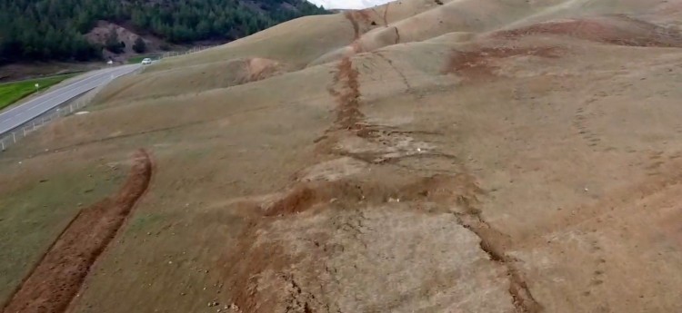 Deprem sonrası fay kırığı havadan ilk kez görüntülendi
