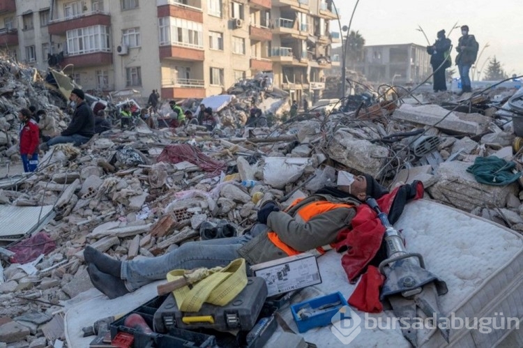 Deprem bölgesinden çarpıcı görüntüler...
