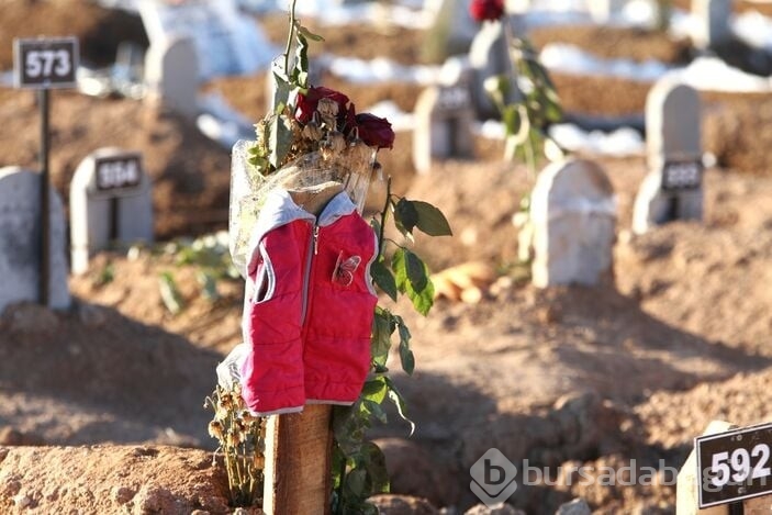 Depremde ölenlerin mezarlığında yürek sızlatan manzaralar