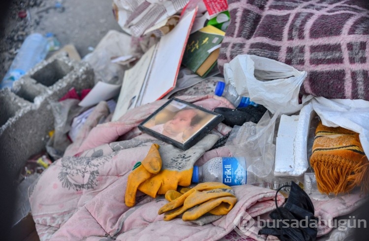 Deprem bölgesinde vesikalık fotoğrafla teşhis
