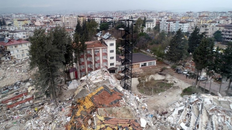 Binadan geriye yangın merdiveni kaldı