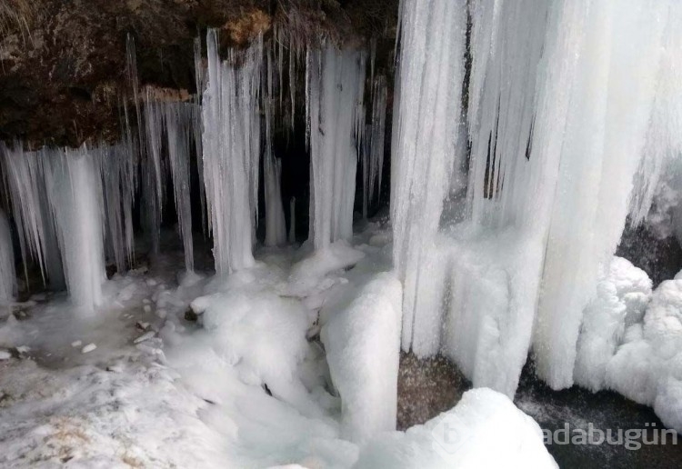 Hava sıcaklığı eksi 20 dereceyi gördü! Şelale dondu