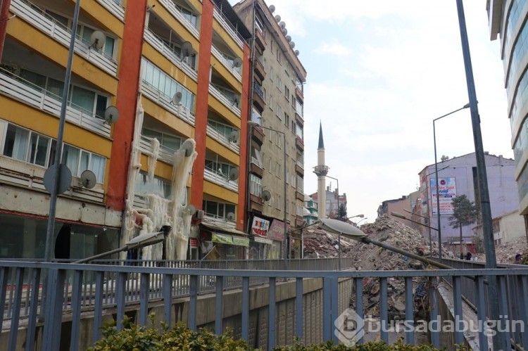 Kombisi patlayan ağır hasarlı bina, buz tuttu