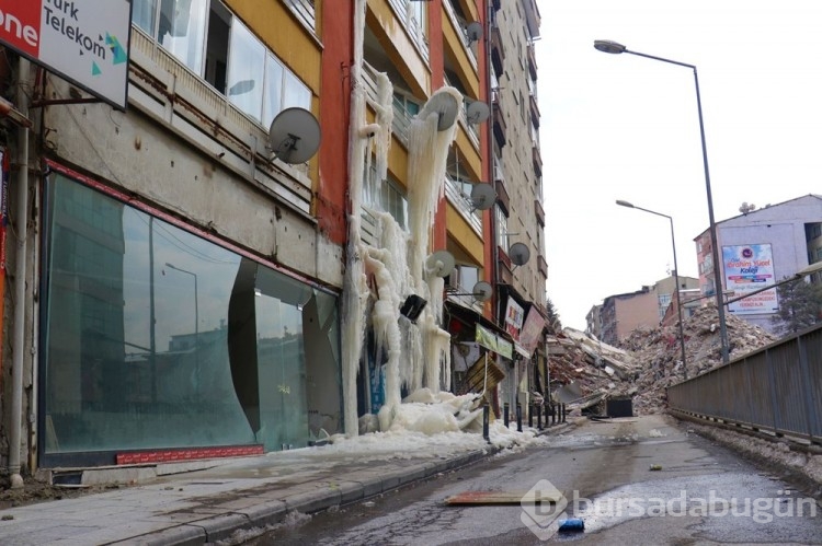 Kombisi patlayan ağır hasarlı bina, buz tuttu