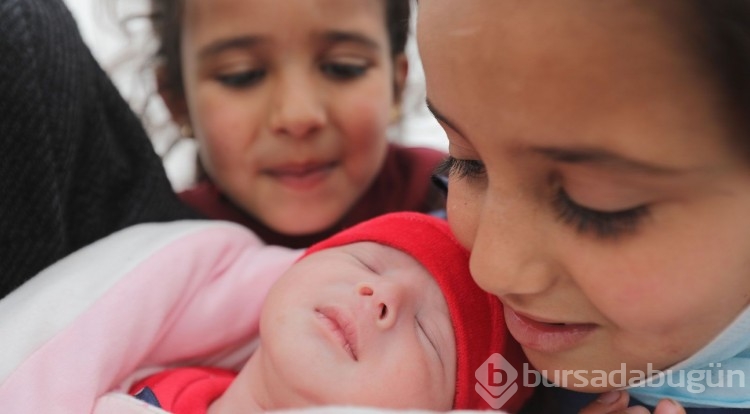 Enkazda doğan mucize bebek: Afra