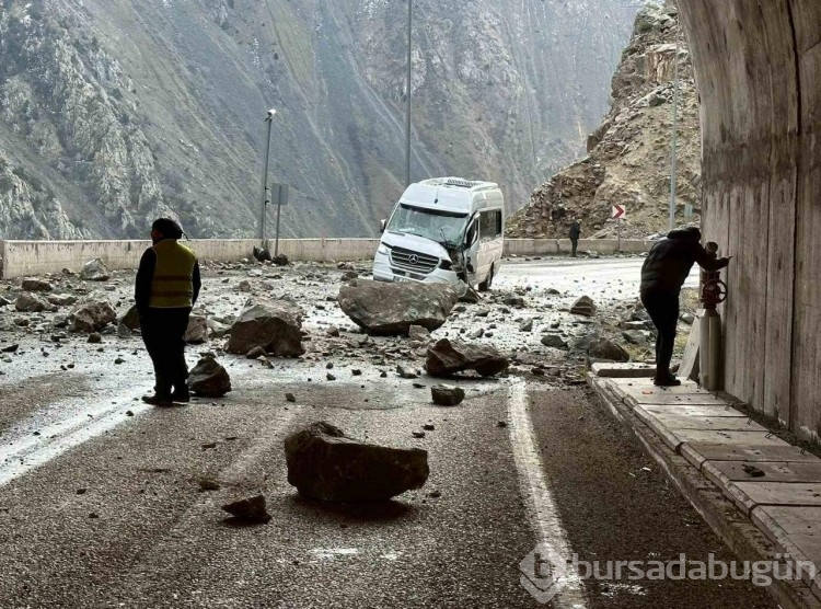 Artvin'de heyelan! 4 kişi yaralandı